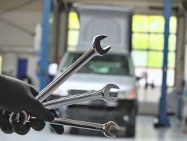 Wohnmobil bei der Gasprüfung  in der Werkstatt