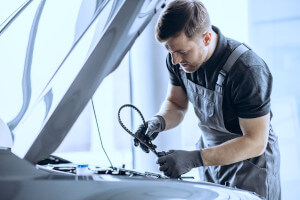 Fachmann beim Zahnriemenwechsel in einer Fachwerkstatt