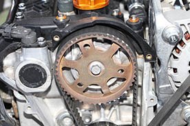 Nahaufnahme eines Zahnriemens in einem VW Golf