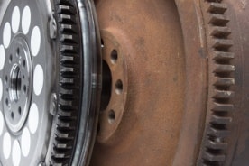 Nahaufnahme eines defekten Zweimassenschwungsrads eines VW