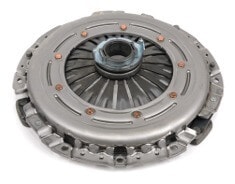 Zweimassenschwungsrad eines VW auf weißem Hintergrund