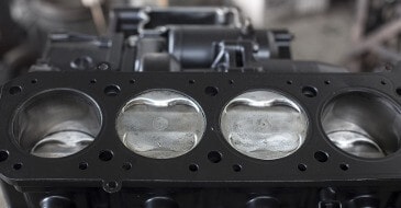 Nahaufnahme der neu montierten Kopfdichtung bei dem Wechsel in der Werkstatt