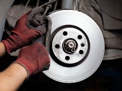 Spécialistes lors du changement des plaquettes de frein d’une voiture